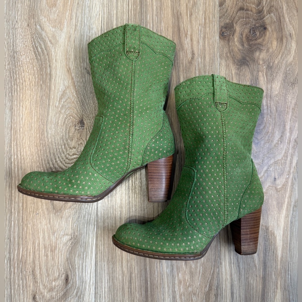 Born W41752 CKH9 Green Suede Perforated Western Heel Boots Size 6.5